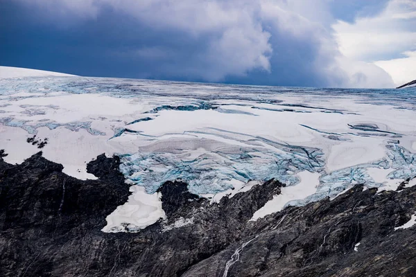 Vistas a las montañas con glaciar Noruega — Foto de Stock