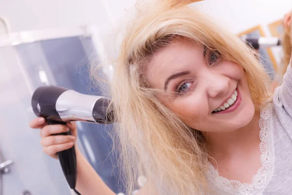 Mulher secando o cabelo no banheiro — Fotografia de Stock