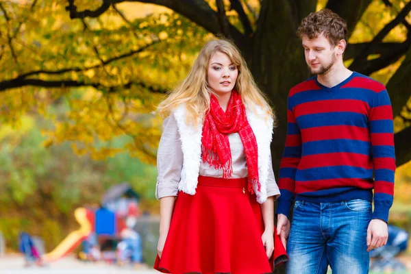 Pareja enamorada disfruta de una cita romántica en el parque . —  Fotos de Stock