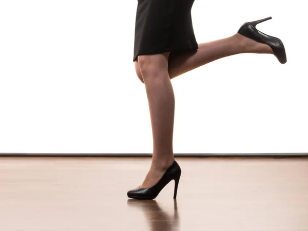Неузнаваемая женщина на высоких каблуках — стоковое фото