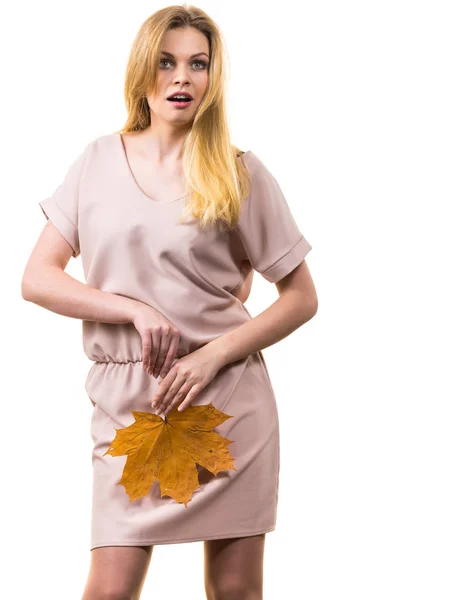 Vrouw met oranje Herfstblad — Stockfoto