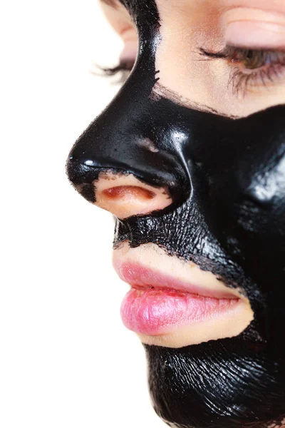 Chica negro carbo despegar máscara en la cara —  Fotos de Stock