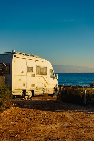Camper voiture sur la plage, camping sur la nature — Photo