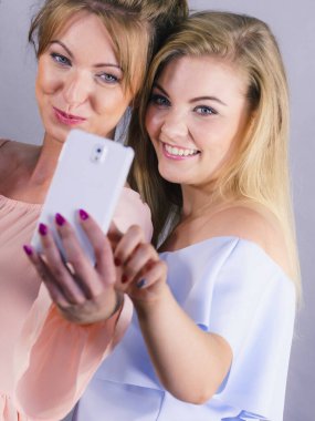 Şık kadın selfie alarak