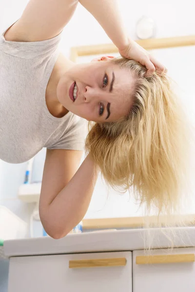 Donna che ha problemi con i capelli biondi — Foto Stock