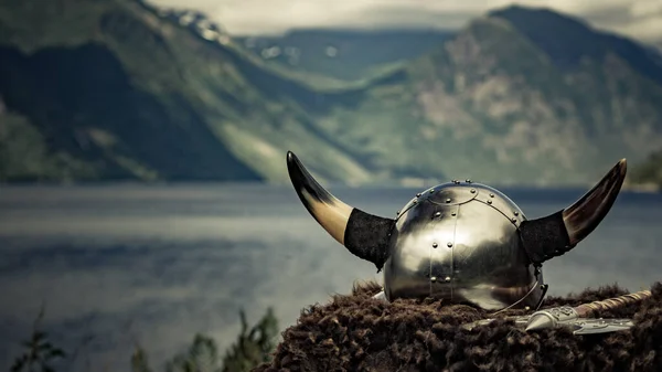 Fiyort sahilinde Viking kaskı, Norveç — Stok fotoğraf