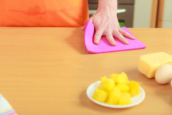 Mesa de limpeza de mão masculina com pano na cozinha da casa — Fotografia de Stock