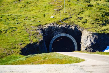 Norveç dağ yolunda tünel