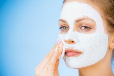 Kız kuru beyaz çamur maskesi kaldırır