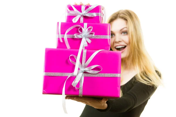 Shocked woman holding gifts — Stock Photo, Image