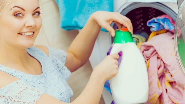 Девушка стирает с помощью жидкого моющего средства — стоковое фото