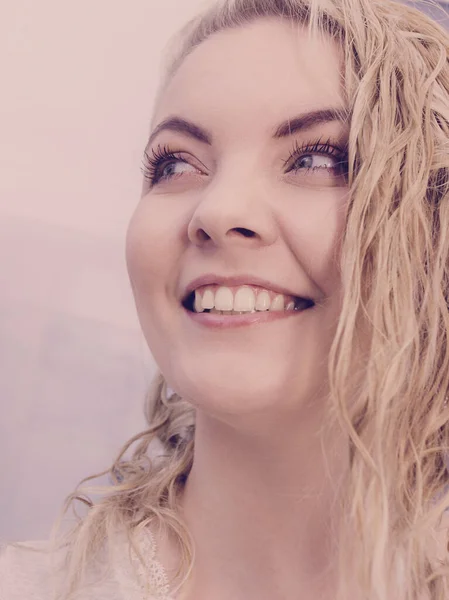 Donna con capelli biondi bagnati — Foto Stock