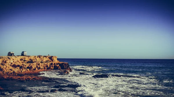 Kust i Spanien, hav och campare på klippan — Stockfoto