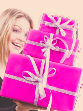 Birçok hediyelerle mutlu sürpriz kadın