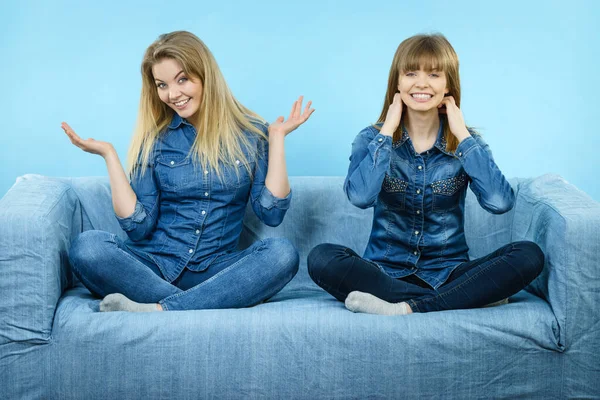 Dwóch przyjaciół happy kobiet noszenie stroju dżinsy — Zdjęcie stockowe