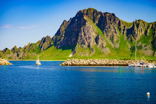 Seascape med fiskebåt och sten vågbrytare — Stockfoto