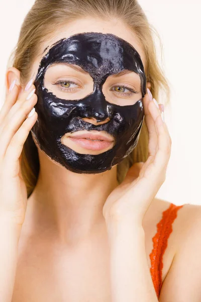 Κορίτσι με αποξηραμένα φλούδα-off μαύρη μάσκα στο πρόσωπο — Φωτογραφία Αρχείου