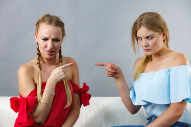 Kadınlar birbirlerini bir şeyle suçluyor.