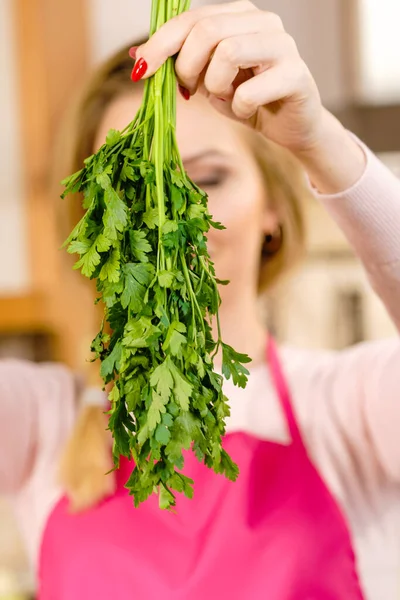 Mulher segurando erva salsa verde — Fotografia de Stock