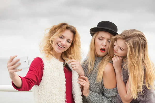 Três mulheres tomando selfie ao ar livre — Fotografia de Stock