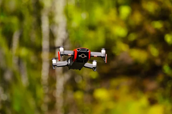 Drone volando contra la naturaleza noruega —  Fotos de Stock