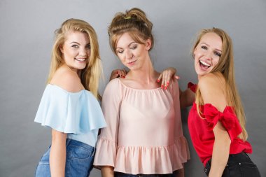 Olumlu bayan arkadaşlar eğleniyor.