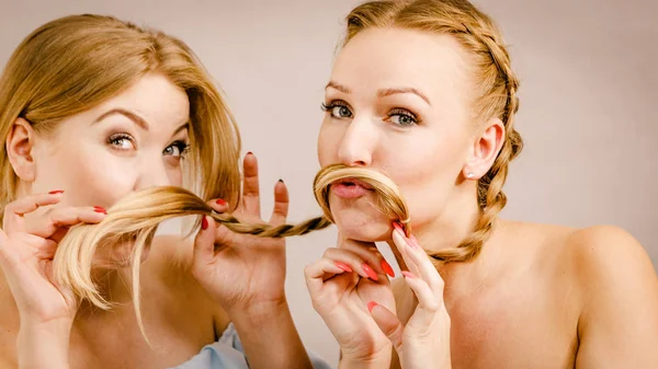 Twee vrouwtjes spelen met haar — Stockfoto