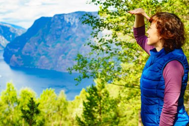 Dağların tepesindeki turist, Norveç