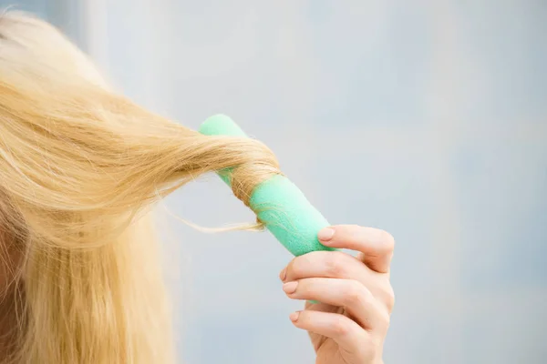 Blondine benutzt Haarwalzen — Stockfoto