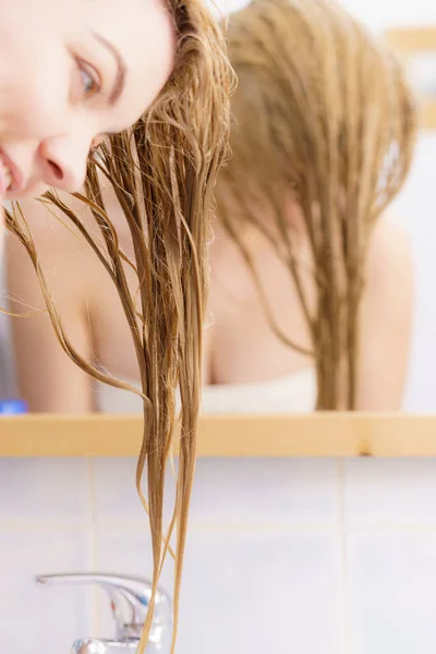 Mulher com cabelo loiro molhado — Fotografia de Stock
