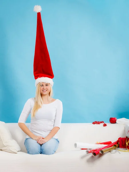 Woman wearing windblown crazy santa hat — Stock Photo, Image