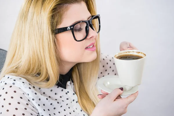 Glückliche Frau im Büro trinkt heißen Kaffee — Stockfoto