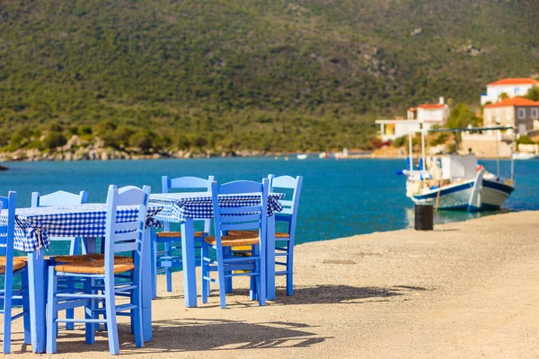 Restaurante ao ar livre café aberto na Grécia na costa do mar — Fotografia de Stock