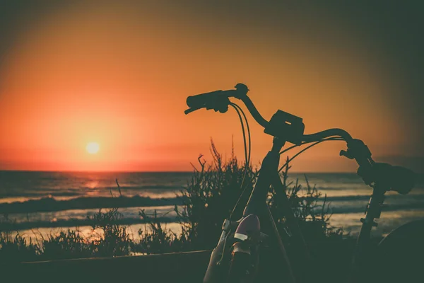 Bicicletta sulla spiaggia, stile di vita attivo . — Foto Stock