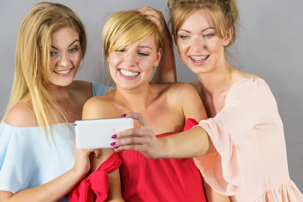 Mulheres na moda tomando selfie — Fotografia de Stock