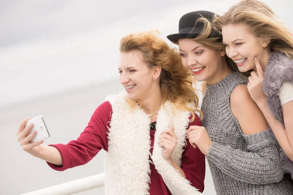 Three women taking selfie outdoor — Stock Photo, Image
