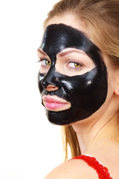 Meisje zwarte carbo peel off masker op het gezicht — Stockfoto