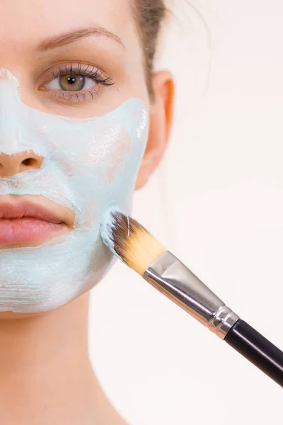 Menina aplicar máscara de lama verde para enfrentar — Fotografia de Stock