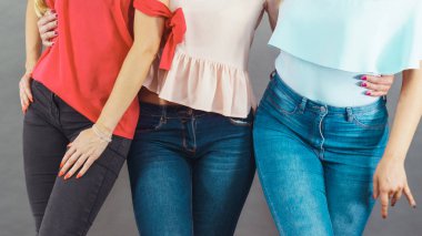 Denim pantolon giyen kadın kalçalar