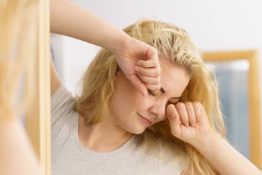 Kadın banyoda yorgun hissetme