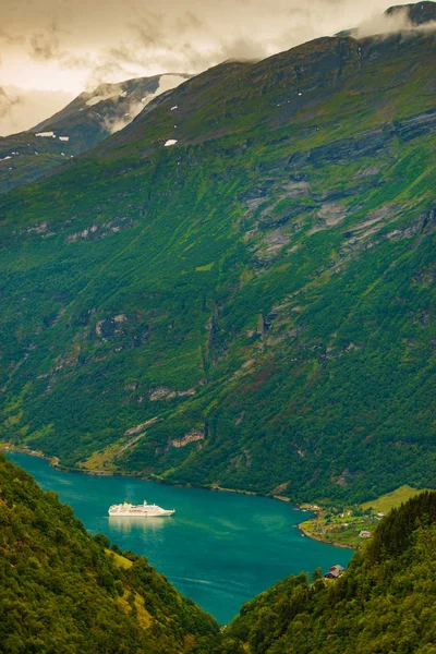 Fjord Geirangerfjord z statkiem wycieczkowym, Norwegia. — Zdjęcie stockowe