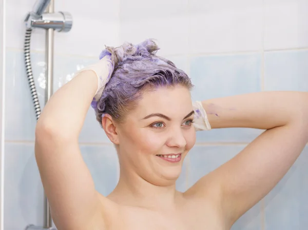 Žena pod sprchu s barevnými pěna na vlasy — Stock fotografie