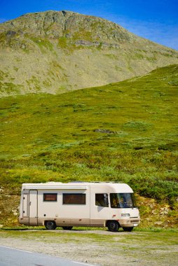 Camper araba Norveç dağlarında