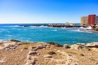 İspanya kıyıları, deniz ve kayalıklarda kampçılar