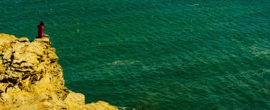 İspanya 'da deniz kayalıklarında turist kadın