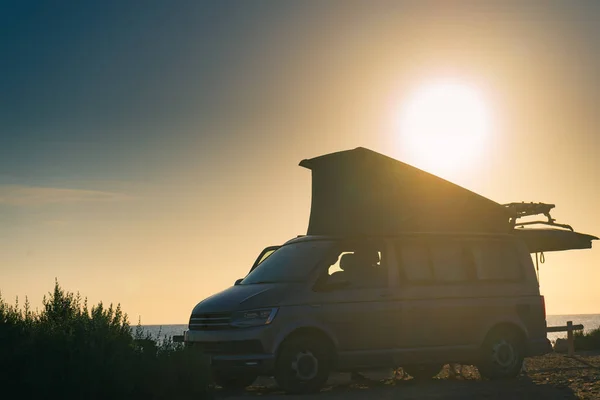 Wohnmobil mit Zelt auf Dach bei Sonnenuntergang — Stockfoto