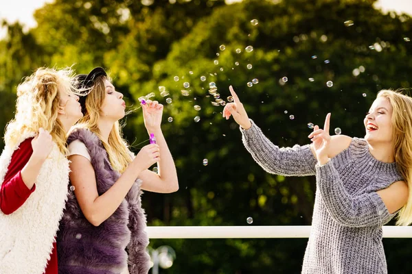 Vrouwen blazen zeepbellen, plezier maken — Stockfoto