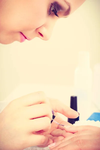 Esteticista feminina fazendo unhas . — Fotografia de Stock