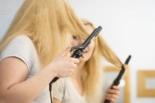 Mulher usando encrespador de cabelo — Fotografia de Stock