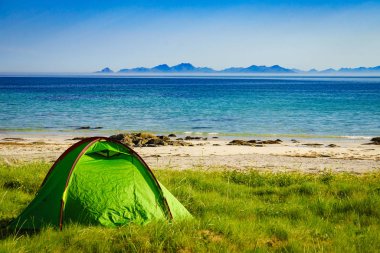 Sahilde çadır deniz kıyısında, Lofoten Norveç